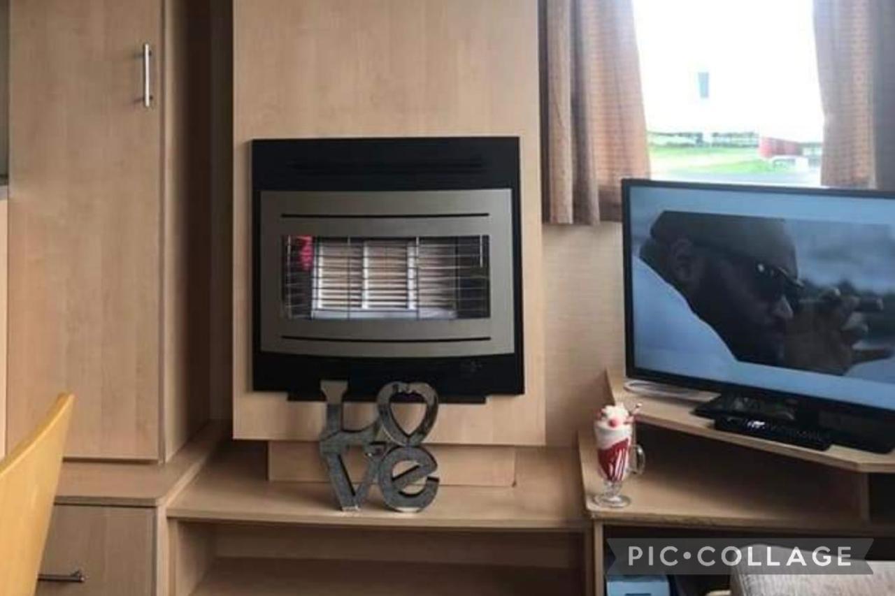 Adorable 2 Bedroom Caravan In Clacton-On-Sea Exterior photo